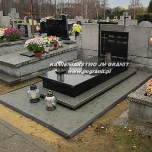 Granitowa płyta nagrobkowa z eleganckim grawerem
